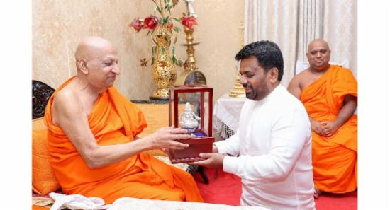 ජනපති මල්වතු, අස්ගිරි මහා නාහිමිවරු බැහැදකී